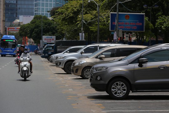 Lật tẩy trò bòn rút phí đậu ôtô - Ảnh 2.