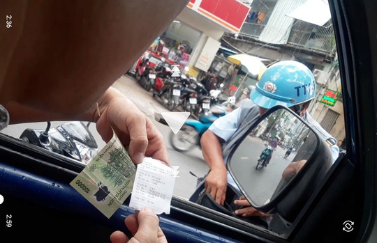 Lật tẩy trò bòn rút phí đậu ôtô - Ảnh 1. Lật tẩy trò bòn rút phí đậu ôtô - Ảnh 1.