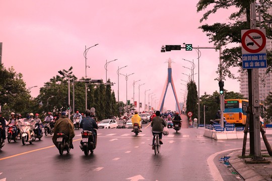 Cấm rẽ trái từ Trần Phú qua cầu sông Hàn trong giờ cao điểm - Ảnh 1.