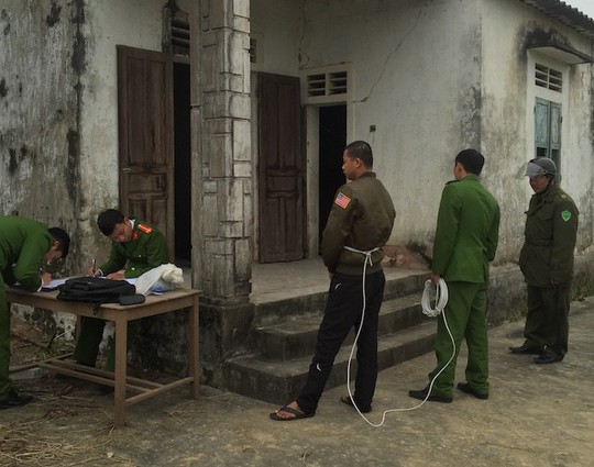 Thực nghiệm hiện trường đánh bố gãy xương sườn, “nghịch tử” rơi nước mắt - Ảnh 1. Thực nghiệm hiện trường đánh bố gãy xương sườn, “nghịch tử” rơi nước mắt - Ảnh 1.