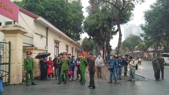 An ninh thắt chặt tại tòa xử ông Đinh La Thăng và đồng phạm - Ảnh 8. An ninh thắt chặt tại tòa xử ông Đinh La Thăng và đồng phạm - Ảnh 8.