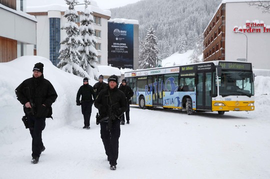 Davos nóng hầm hập - Ảnh 1.