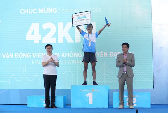 Choáng ngợp với 8.000 VĐV ở Giải Marathon TP HCM 2018 - Ảnh 15.