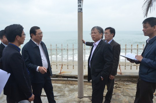 Chủ tịch Đà Nẵng thị sát bãi biển bị xâm thực - Ảnh 1.