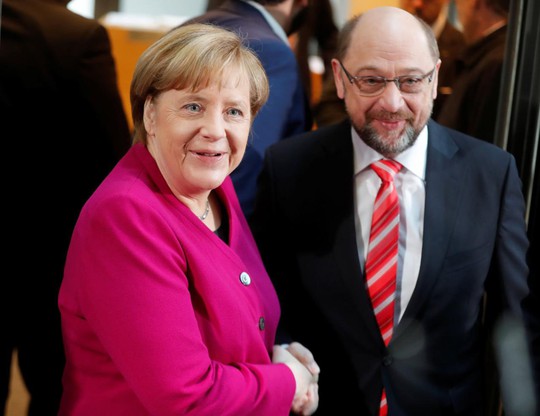 Thủ tướng Đức Angela Merkel bắt tay với lãnh đạo SPD Martin Schulz trước cuộc đàm phán về việc thành lập một chính phủ liên minh mới tại thủ đô Berlin - Đức hôm 7-1. Ảnh: REUTERS