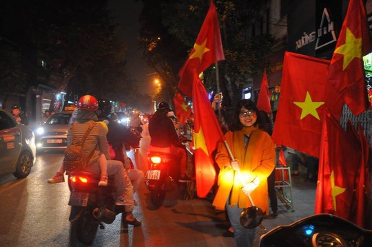 Ngập sắc đỏ mừng chiến thắng nức lòng của U23 Việt Nam - Ảnh 5. Ngập sắc đỏ mừng chiến thắng nức lòng của U23 Việt Nam - Ảnh 5.