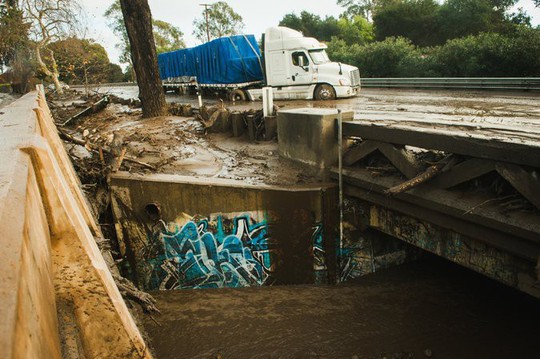 California: Dòng sông bùn ập tới, ít nhất 13 người chết - Ảnh 5.