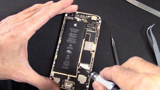 Người dùng Việt Nam ùn ùn đổi pin iPhone, trung tâm bảo hành Apple quá tải - Ảnh 1.