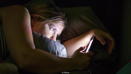 Sử dụng mạng xã hội trước khi ngủ làm tăng nguy cơ mắc bệnh - Ảnh 2.