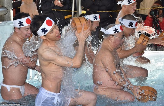 Người Nhật tắm nước đá đầu năm để lấy may - Ảnh 4.