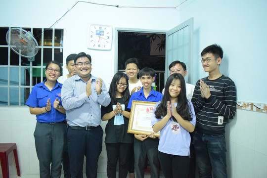 Thành đoàn TP HCM khen thưởng “thầy giáo” lớp học đặc biệt - Ảnh 1.