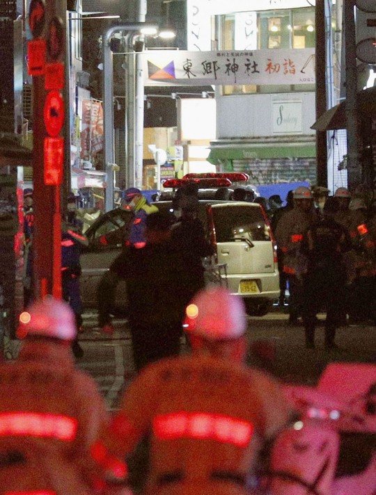 Khủng bố lao xe ở Tokyo ngày đầu năm, 9 người bị thương - Ảnh 2. Khủng bố lao xe ở Tokyo ngày đầu năm, 9 người bị thương - Ảnh 2.