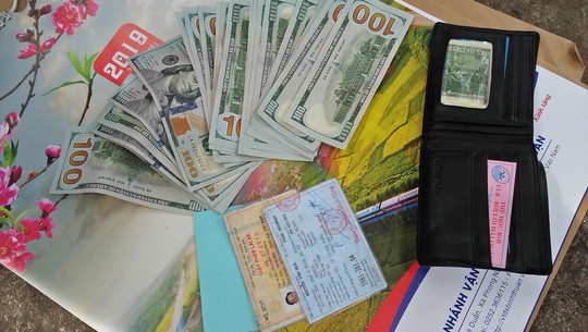 Bỏ quên 3.000 USD trên tàu hoả, khách được trả lại ngày cuối năm - Ảnh 1. Bỏ quên 3.000 USD trên tàu hoả, khách được trả lại ngày cuối năm - Ảnh 1.