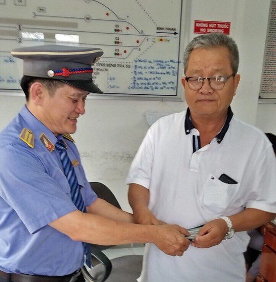 Bỏ quên 3.000 USD trên tàu hoả, khách được trả lại ngày cuối năm - Ảnh 2. Bỏ quên 3.000 USD trên tàu hoả, khách được trả lại ngày cuối năm - Ảnh 2.