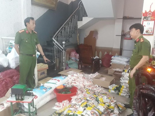 Bắt quả tang cơ sở sản xuất hàng ngàn gói hạt nêm, bột ngọt giả - Ảnh 1. Bắt quả tang cơ sở sản xuất hàng ngàn gói hạt nêm, bột ngọt giả - Ảnh 1.
