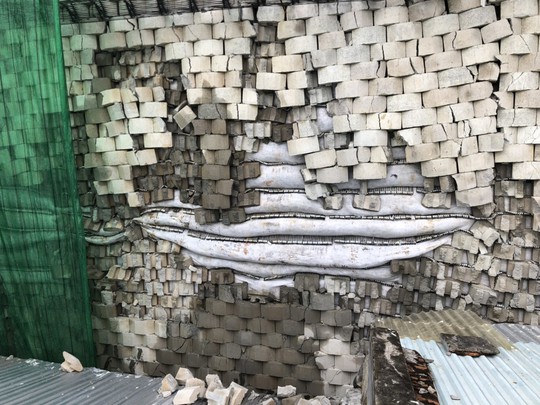Cưỡng chế bức tường treo trên đầu dân 6-9 tháng - Ảnh 1. Cưỡng chế bức tường treo trên đầu dân 6-9 tháng - Ảnh 1.