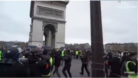 Cảnh sát Pháp dùng vòi rồng và hơi cay trấn áp người biểu tình Áo Vàng - Ảnh 1.