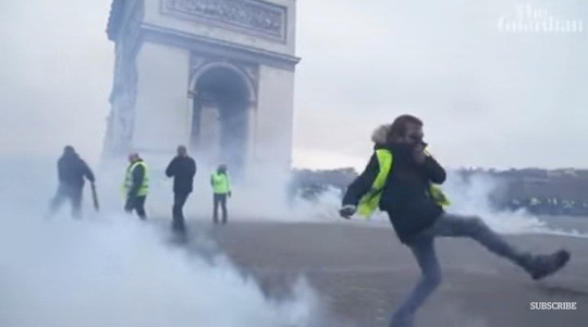 Cảnh sát Pháp dùng vòi rồng và hơi cay trấn áp người biểu tình Áo Vàng - Ảnh 2.