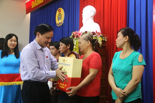 Niềm vui của công nhân khó khăn tại Khánh Hòa khi được nhận quà Tết - Ảnh 2.