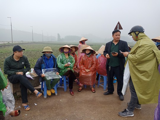 Người dân chặn xe chở rác: 12 quận Hà Nội ảnh hưởng, khó cầm cự tiếp - Ảnh 4.