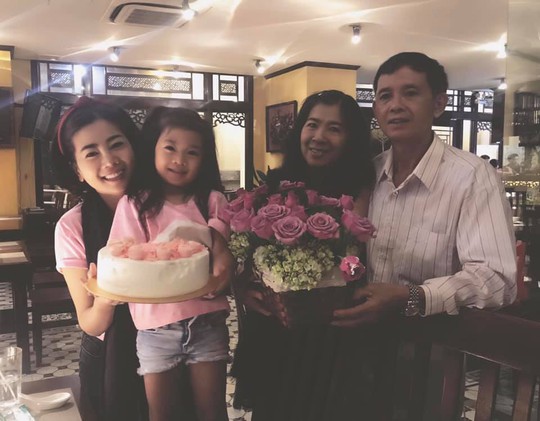 Diễn viên Mai Phương rạng ngời bên người thân trong ngày sinh nhật - Ảnh 3.