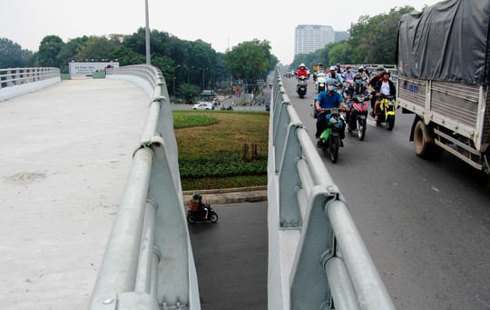 Ngày 18-1, thông xe cầu vượt nút giao Nguyễn Kiệm - Nguyễn Thái Sơn, xe đi thế nào? - Ảnh 1. Ngày 18-1, thông xe cầu vượt nút giao Nguyễn Kiệm - Nguyễn Thái Sơn, xe đi thế nào? - Ảnh 1.