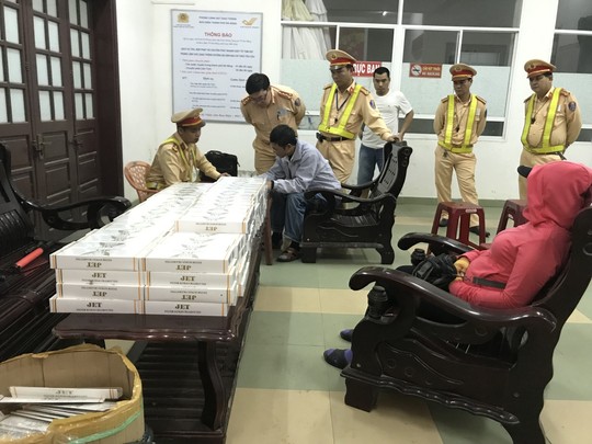 Đà Nẵng: Bắt giữ xe khách vận chuyển 1.790 gói thuốc Jet nhập lậu - Ảnh 1.