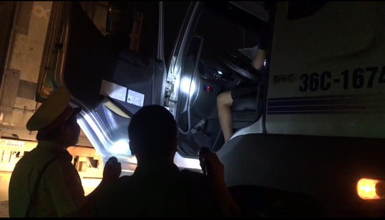 VIDEO: Trắng đêm truy xét tài xế nghiện ở chợ đầu mối Thủ Đức - Ảnh 10.