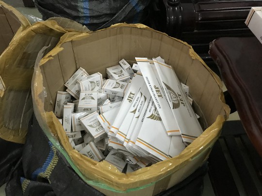 Đà Nẵng: Bắt giữ xe khách vận chuyển 1.790 gói thuốc Jet nhập lậu - Ảnh 2.