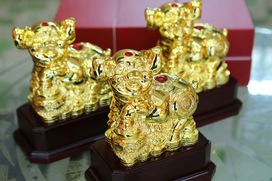 Cận cảnh tượng heo vàng đang gây sốt dịp Tết Kỷ Hợi - Ảnh 4.