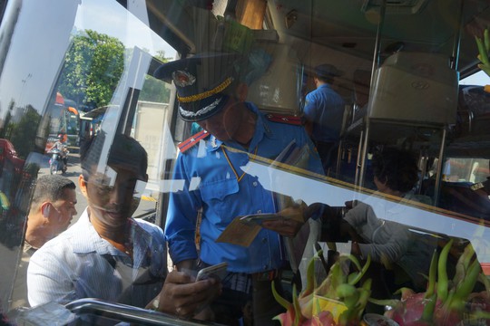 Thanh tra giao thông đột kích Bến xe Miền Đông - Ảnh 4.