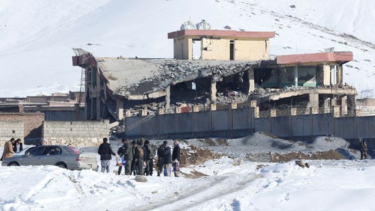 Taliban đánh bom tự sát bằng xe Humvee, hơn 100 người chết - Ảnh 2.