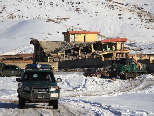 Taliban đánh bom tự sát bằng xe Humvee, hơn 100 người chết - Ảnh 3.