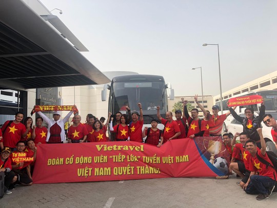 Thêm hàng trăm CĐV Việt Nam đã đến Dubai, sẵn sàng tiếp lửa cho trận gặp Nhật - Ảnh 2.
