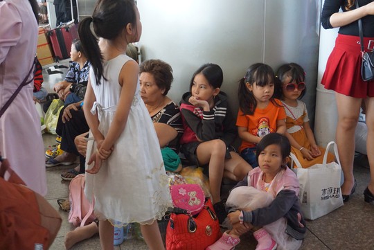 Ngàn người vật vạ ở sân bay Tân Sơn Nhất chờ đón Việt kiều - Ảnh 4.