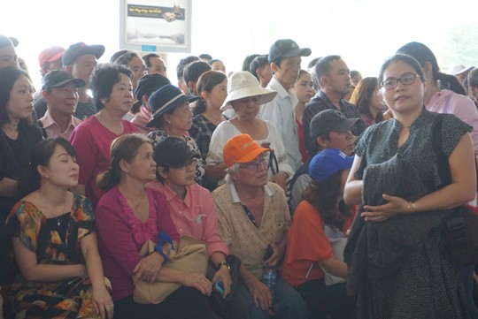 Ngàn người vật vạ ở sân bay Tân Sơn Nhất chờ đón Việt kiều - Ảnh 7.