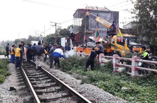 Cố tình vượt đường sắt, xe ô tô 4 chỗ bị tàu hỏa tông bẹp nát - Ảnh 1. Cố tình vượt đường sắt, xe ô tô 4 chỗ bị tàu hỏa tông bẹp nát - Ảnh 1.