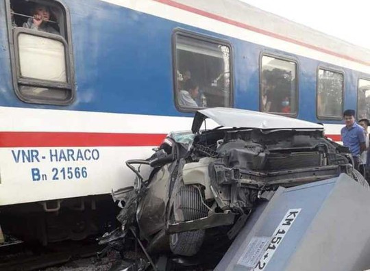 Cố tình vượt đường sắt, xe ô tô 4 chỗ bị tàu hỏa tông bẹp nát - Ảnh 2. Cố tình vượt đường sắt, xe ô tô 4 chỗ bị tàu hỏa tông bẹp nát - Ảnh 2.
