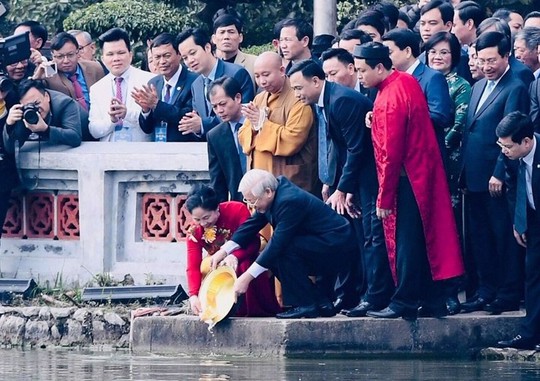 Tổng Bí thư, Chủ tịch nước thả cá chép tiễn ông Táo ở Hồ Gươm - Ảnh 2.