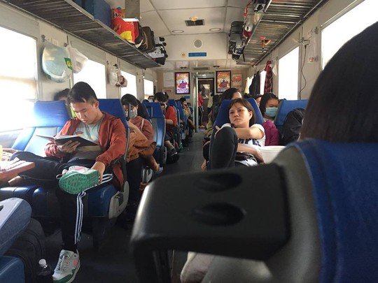 Vụ tàu trật bánh: Đường sắt Bắc Nam đã thông tuyến - Ảnh 1.