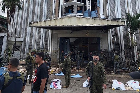 Philippines: Đánh bom kép đẫm máu gần nhà thờ, 20 người chết - Ảnh 1.