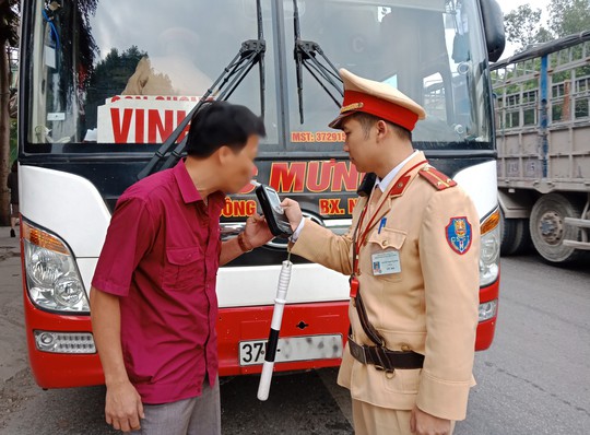 Bị phát hiện sử dụng ma túy, tài xế xe tải nói “không biết tại sao em lại hút” - Ảnh 1.