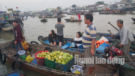 Tiểu thương chợ nổi Cái Răng phấn khởi khi được phó chủ tịch tặng quà Tết - Ảnh 5.