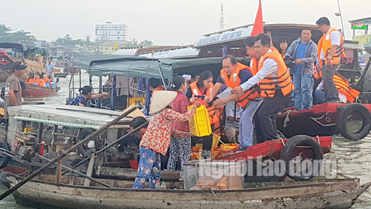 Tiểu thương chợ nổi Cái Răng phấn khởi khi được phó chủ tịch tặng quà Tết - Ảnh 1.