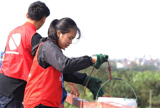 Sinh viên lên cầu Long Biên hỗ trợ người dân thả cá không thả rác - Ảnh 5.