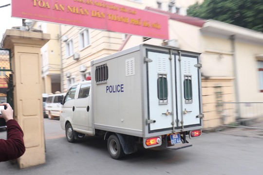 An ninh thắt chặt tại tòa xử 2 cựu thứ trưởng Bộ Công an và Vũ nhôm - Ảnh 5. An ninh thắt chặt tại tòa xử 2 cựu thứ trưởng Bộ Công an và Vũ nhôm - Ảnh 5.