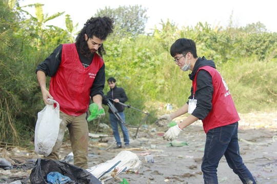 Sinh viên lên cầu Long Biên hỗ trợ người dân thả cá không thả rác - Ảnh 9.