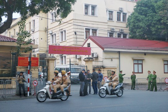 An ninh thắt chặt tại tòa xử 2 cựu thứ trưởng Bộ Công an và Vũ nhôm - Ảnh 2. An ninh thắt chặt tại tòa xử 2 cựu thứ trưởng Bộ Công an và Vũ nhôm - Ảnh 2.