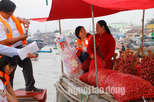 Tiểu thương chợ nổi Cái Răng phấn khởi khi được phó chủ tịch tặng quà Tết - Ảnh 4.