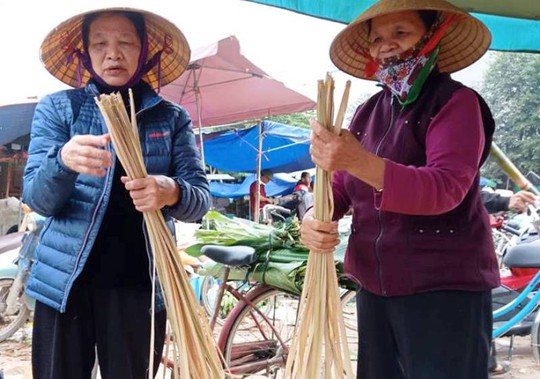 Lá dong rừng giá cao chót vót, dân vẫn đổ xô đi mua về gói bánh chưng - Ảnh 11.